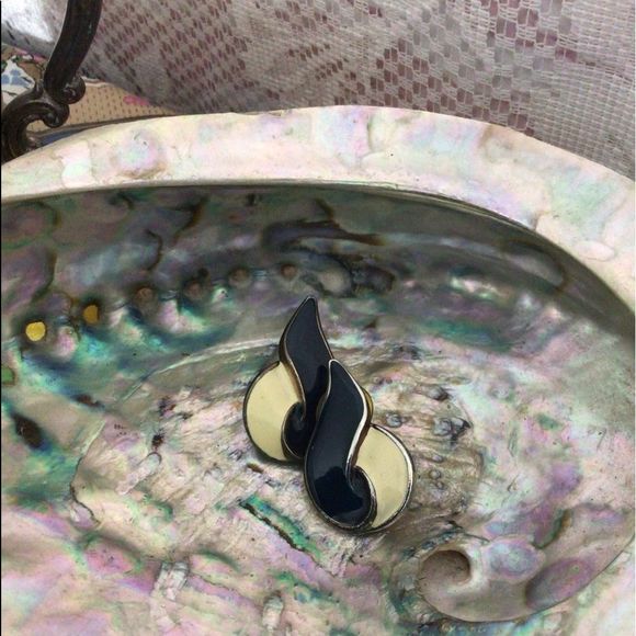 Vintage Navy & Cream Enamel Earrings Pierced Stud 1980’s - Picture 2 of 11